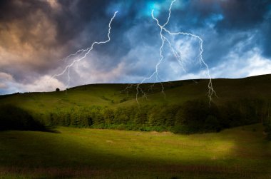 fırtına dağ üzerinde aydınlatma ile