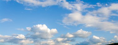 Küçük bulutlu mavi gökyüzü arkaplanı. 