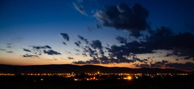 Denizin üzerinde güzel bir gün batımı.