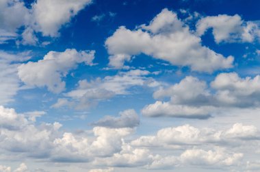 Bulutlu mavi gökyüzü