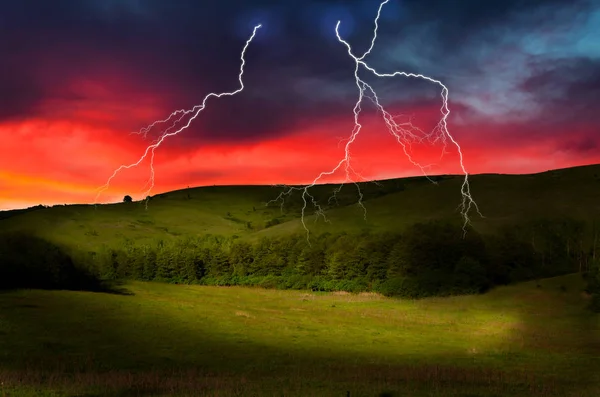 Bouře Osvětlením Přes Pohoří — Stock fotografie