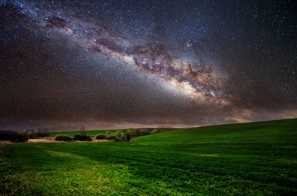 Schöner Nachthimmel Und Milchstraße Über Dem Dunklen Feld Stockbild