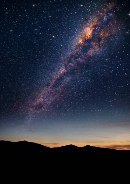 Schöner Nachthimmel Und Milchstraße Über Dem Dunklen Feld lizenzfreie Stockbilder