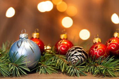 Süslü Noel ağacı süslemeleri ve çam kozalaklı köknar dalları.