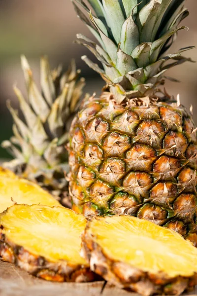 Heerlijke Ananas Met Plakjes Houten Ondergrond Dichtbij Uitzicht — Stockfoto