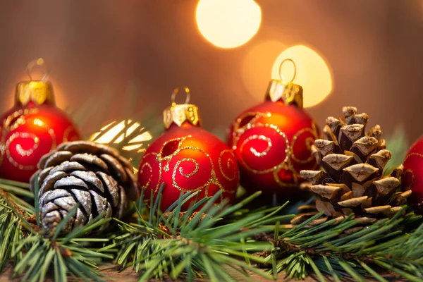 Süslü Noel Ağacı Süslemeleri Çam Kozalaklı Köknar Dalları — Stok fotoğraf
