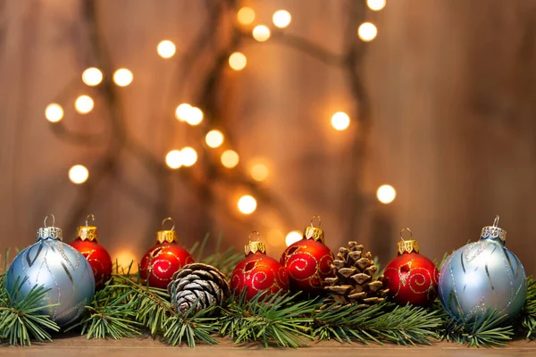 Dekorative Christbaumkugeln Und Tannenzweige Mit Tannenzapfen Auf Bokeh Hintergrund Stockfoto