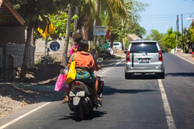BALI, İNDONEZYA - 30 Kasım 2019 Bali 'de Scooter Trafiği. Endonezya