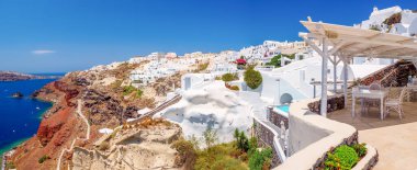 Santorini adasındaki beyaz mağara evlerinde panorama deniz manzarası. Santorini, Cyclades, Yunanistan