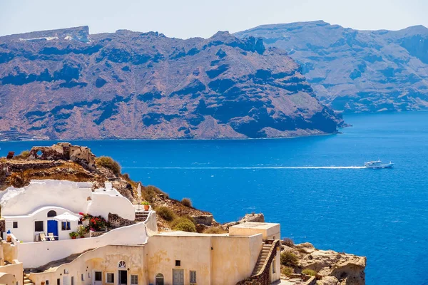 Deniz Yatı Santorini Adası Ndaki Geleneksel Beyaz Mağara Evi Nanılmaz — Stok fotoğraf