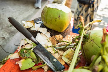 Turistlere taze hindistan cevizi suyu satmak için hindistan cevizi kes. Bali, Endonezya