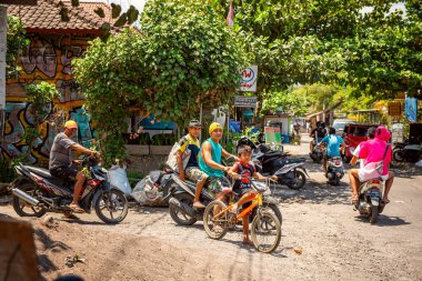 BALI, INDONESIA - 01 Aralık 2019: Balin karayolu trafiği, scooter sürücüleri kavşakta bekliyor. Scooter popüler bir bale taşımacısıdır.