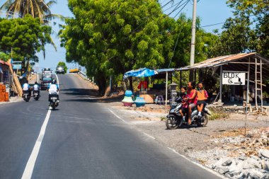 BALI, İNDONEZYA - 30 Kasım 2019 Bali yolunda scooter trafiği. Endonezya