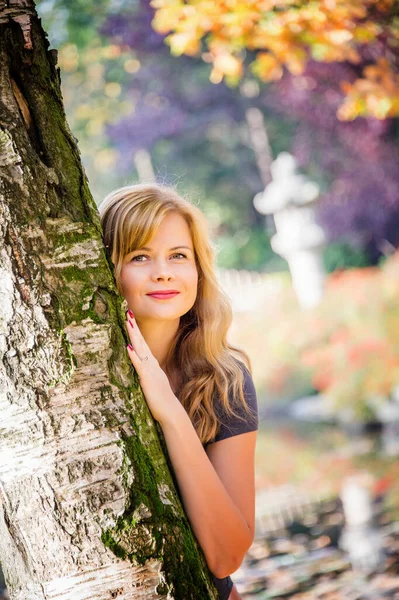 Mujer Joven Escondida Detrás Del Árbol Parque Otoño Ciudad Jardín — Foto de Stock