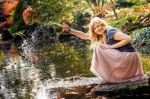 Mujer Joven Jugando Con Agua Sentada Una Piedra Cerca Del — Foto de Stock