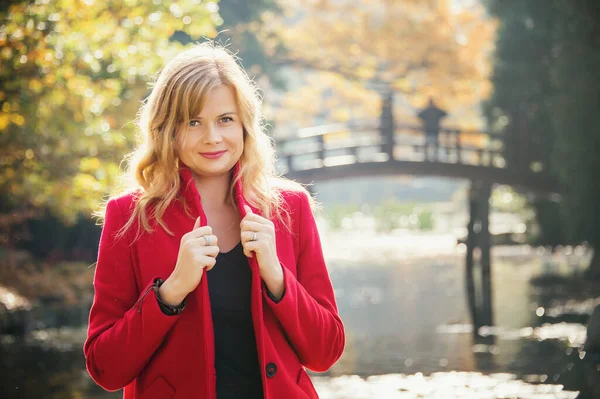 Mujer Atractiva Joven Con Abrigo Rojo Parque Ciudad Otoño Cerca — Foto de Stock