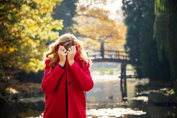 Mujer Joven Escondida Bajo Abrigo Rojo Parque Otoño Cerca Del — Foto de Stock