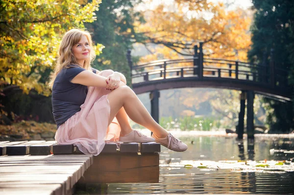 Mujer Joven Soñando Sentarse Muelle Madera Cerca Del Lago Parque — Foto de Stock