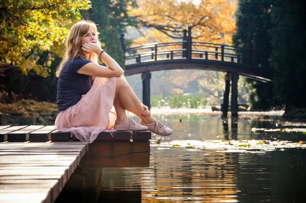 Mujer Joven Soñando Sentarse Muelle Madera Cerca Del Lago Parque — Foto de Stock