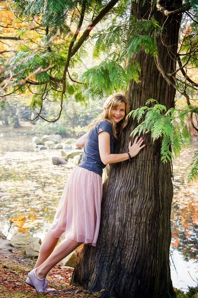 Mujer Joven Abraza Árbol Parque Otoño Ciudad — Foto de Stock