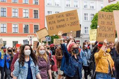 Wroclaw, Polonya, 06.06.2020 - Wroclaw şehrinde ırkçılığa ve nefrete karşı Polonyalı barışçıl protesto. Siyah hayatlar önemlidir.