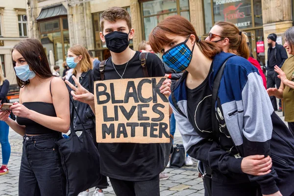 Wroclaw Polônia 2020 Jovens Seguram Cartaz Com Palavras Vidas Negras — Fotografia de Stock