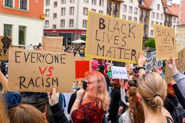 Wroclaw Polônia 2020 Jovens Seguram Cartaz Com Palavras Vidas Negras — Fotografia de Stock