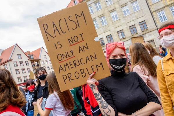 Wroclaw Polen 2020 Unga Människor Har Affisch Med Orden Rasism — Stockfoto