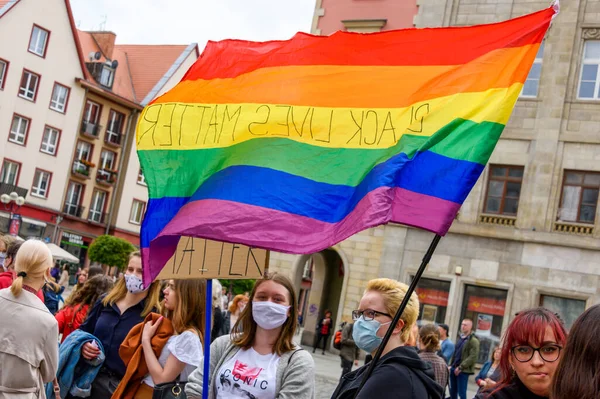 Wroclaw Polen 2020 Regnbågsbögflagga Med Orden Svart Liv Betyder Något — Stockfoto