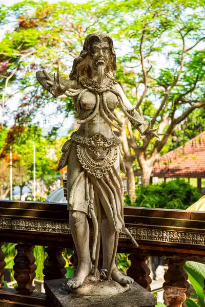 阿伦是爪哇和巴厘民间传说中的一个人物 传统上叫她巫婆 黑魔法大师 印度尼西亚东巴厘岛的Tirta Gangga水宫 巴厘神的石像 亚洲神话中的石像 — 图库照片