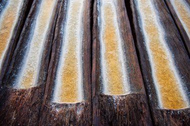 Tuz çiftliği. Bali 'de deniz tuzu yapıyorum. Tuz üretme işlemi. Üretimler