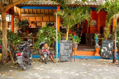 BALI, INDONESIA - 01 Aralık 2019: Geleneksel Bali Kabile Köyü. Park edilmiş bir köyde bir kafeye ön cephe ve giriş. 