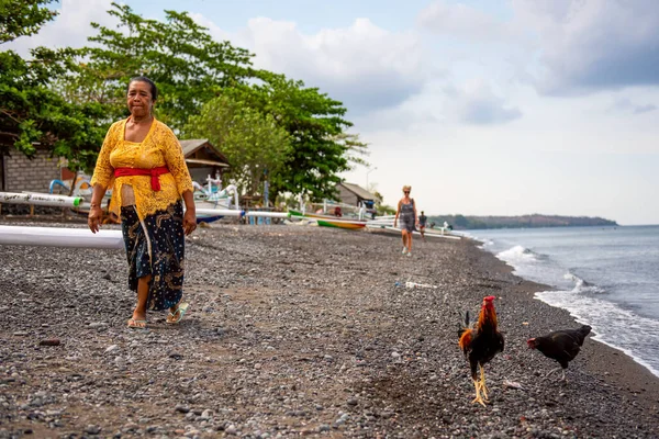 Bali Indonésia Dezembro 2019 Mulher Balinesa Galo Frango Praia Amed — Fotografia de Stock