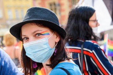 Wroclaw, Polonya, 19.06.2020 Polonyalı gülümseyen bir kızın portresi eşitlik için LGBT barışçıl yürüyüşü