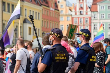 Wroclaw, Polonya, 19.06.2020 - Eşitlik için LGBT barışçıl yürüyüşünü cilalayın ve polis bununla ilgili video yaptı