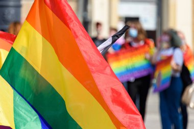 Önplanda LGBT gökkuşağı bayrağı bulanık arkaplanlı eşitlik haklarının bir sembolü olarak. Tüm insanlar için eşitlik hakları