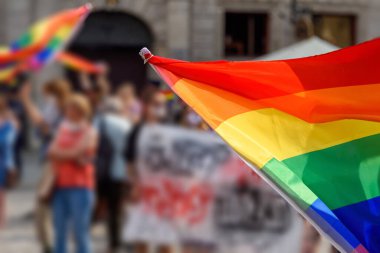 Önplanda LGBT gökkuşağı bayrağı bulanık arkaplanlı eşitlik haklarının bir sembolü olarak. Tüm insanlar için eşitlik hakları