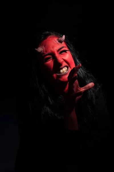 Concepto Halloween Mujer Demonio Con Cara Roja Pequeños Cuernos Sobre —  Fotos de Stock