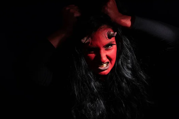 Koncepcja Halloween Demonowa Kobieta Czerwoną Twarzą Małymi Rogami Czarnym Tle — Zdjęcie stockowe