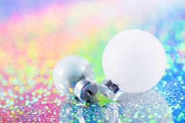 Yılbaşı ağacı için gökkuşağı renkli arka planda fotokopi alanı olan bir Noel süslemesi. xmas pankartı