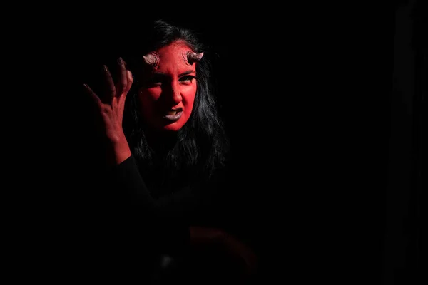 Concept Halloween Headshot Femme Colère Avec Maquillage Visage Rouge Porte — Photo