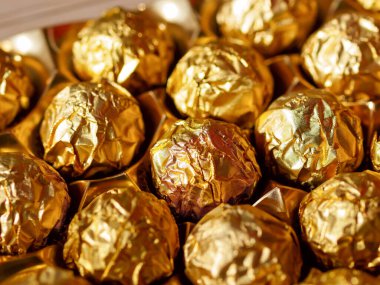 Altın ambalajlı çikolata şekeri, tatlı çikolata şekeri.. 