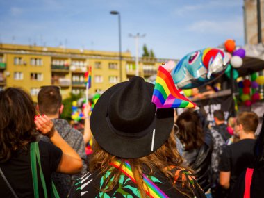Wroclaw, Polonya, 03 Ekim 2020 - Wroclaw şehir merkezinde lgbt eşitlik yürüyüşü. Igbt gökkuşağı bayraklı bir sürü insan