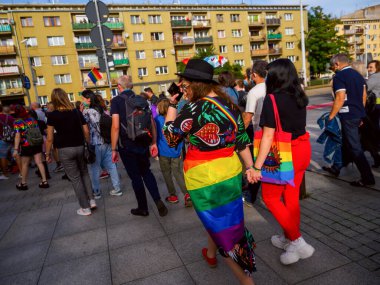 Wroclaw, Polonya, 03 Ekim 2020 - Wroclaw şehir merkezinde lgbt eşitlik yürüyüşü. Igbt gökkuşağı bayraklı bir sürü insan