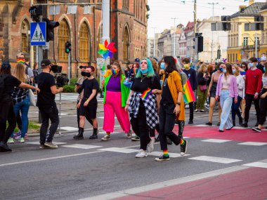 Wroclaw, Polonya, 03 Ekim 2020 - Wroclaw şehir merkezinde lgbt eşitlik yürüyüşü. Igbt gökkuşağı bayraklı bir sürü insan