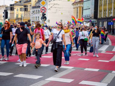 Wroclaw, Polonya, 03 Ekim 2020 - Wroclaw şehir merkezinde lgbt eşitlik yürüyüşü. Igbt gökkuşağı bayraklı bir sürü insan