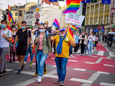 Wroclaw, Polonya, 03 Ekim 2020 - Wroclaw şehir merkezinde lgbt eşitlik yürüyüşü. Igbt gökkuşağı bayraklı bir sürü insan