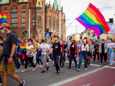 Wroclaw, Polonya, 03 Ekim 2020 - Wroclaw şehir merkezinde lgbt eşitlik yürüyüşü. Igbt gökkuşağı bayraklı bir sürü insan