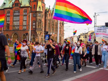 Wroclaw, Polonya, 03 Ekim 2020 - Wroclaw şehir merkezinde lgbt eşitlik yürüyüşü. Igbt gökkuşağı bayraklı bir sürü insan