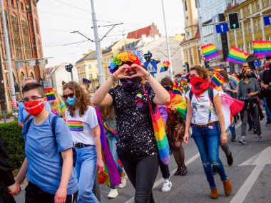 Wroclaw, Polonya, 03 Ekim 2020 - Wroclaw şehir merkezinde lgbt eşitlik yürüyüşü. Igbt gökkuşağı bayraklı bir sürü insan